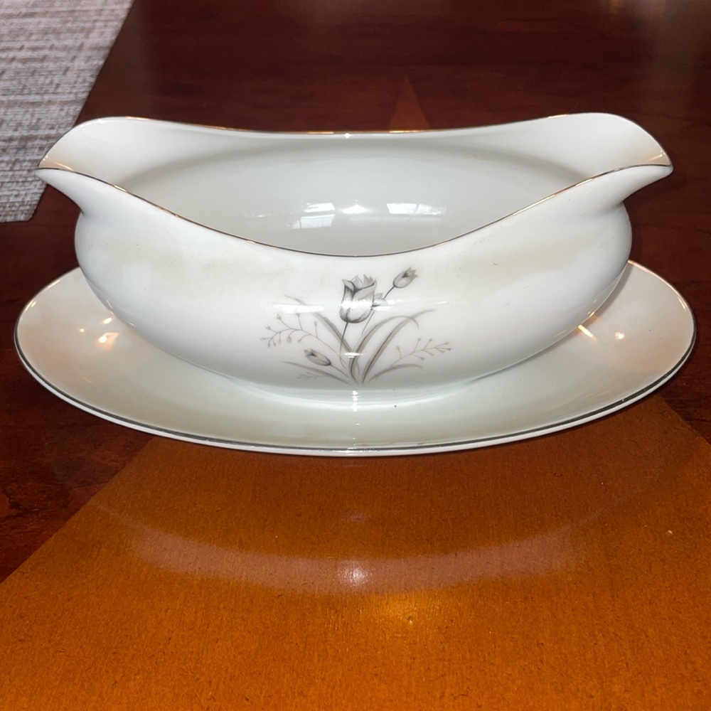 Royal elegant gravy boat